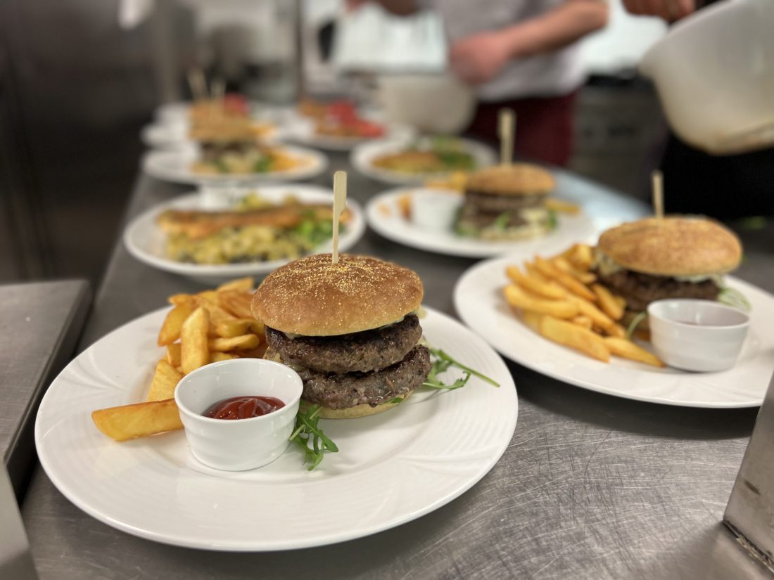 Burger vom Rägeliner Galloway Rind mit Steakhouse Pommes Burger vom Rägeliner Galloway Rind mit Steakhouse Pommes