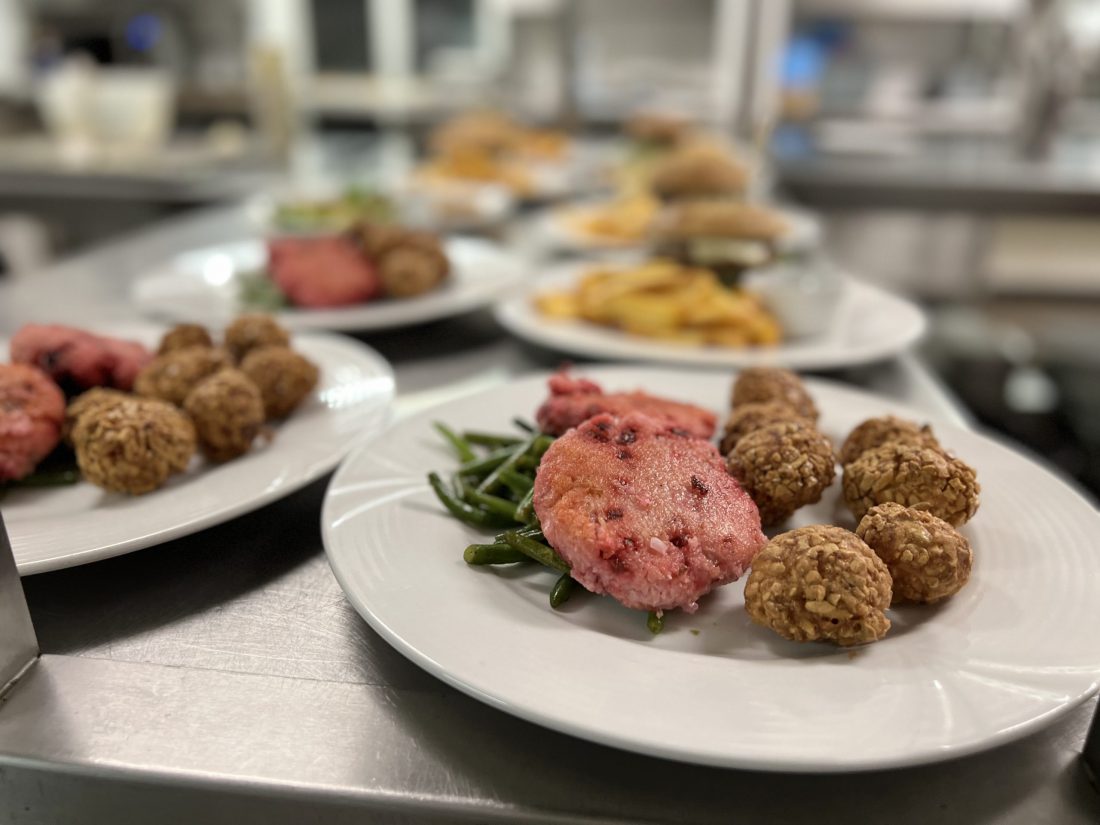 Hirsebratlinge mit grünen Bohnen und Mandel-Kartoffelbällchen Hirsebratlinge mit grünen Bohnen und Mandel-Kartoffelbällchen